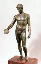 Estatua de un efebo haciendo una libación